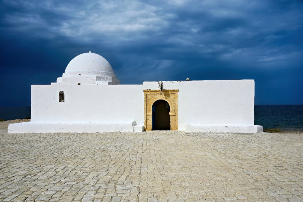 Premium Textil-Leinwand Sidi Mansour Moschee in Monastir, Tunesien unter schwarzen Wolken