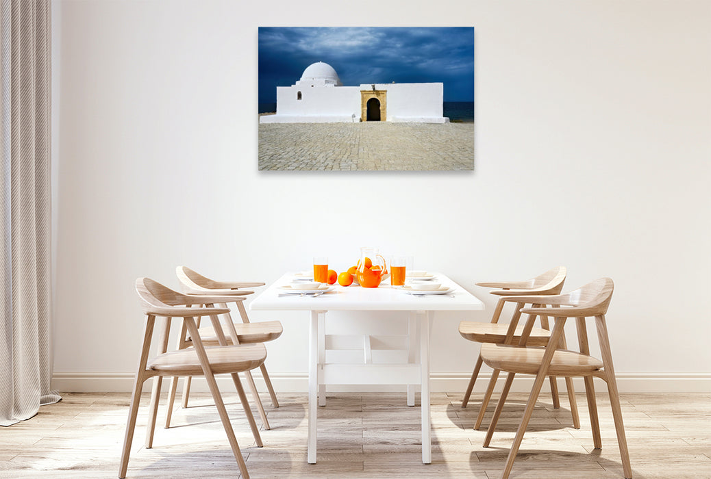 Premium Textil-Leinwand Sidi Mansour Moschee in Monastir, Tunesien unter schwarzen Wolken