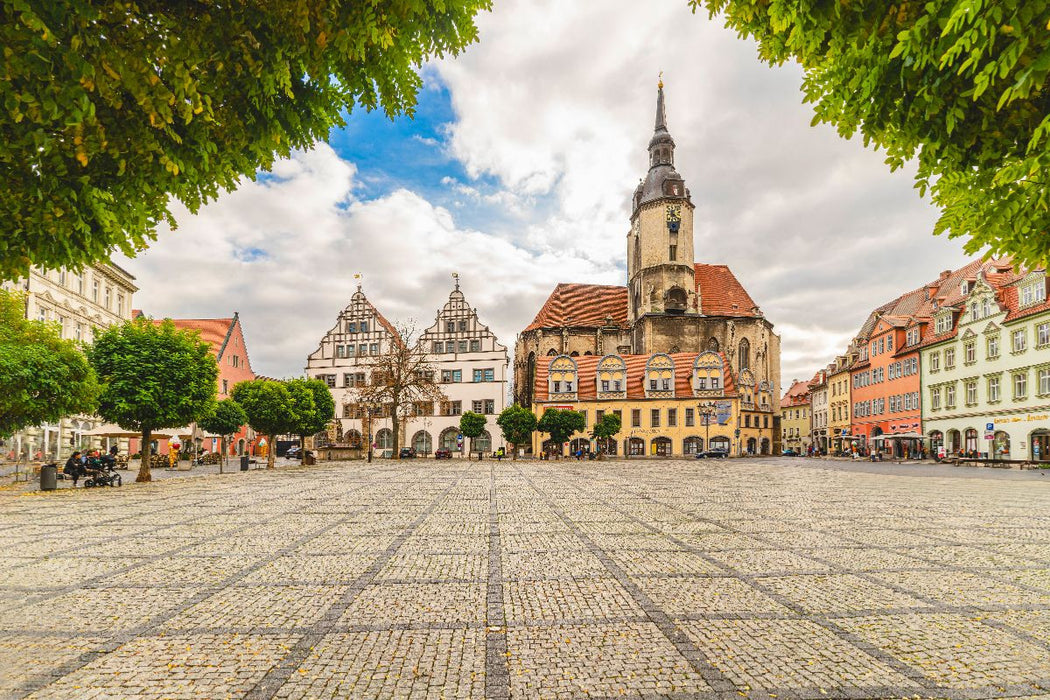 Premium Textil-Leinwand Marktplatz mit Bürgerkirche St. Wenzel und Häusern aus Renaissance und Barock.