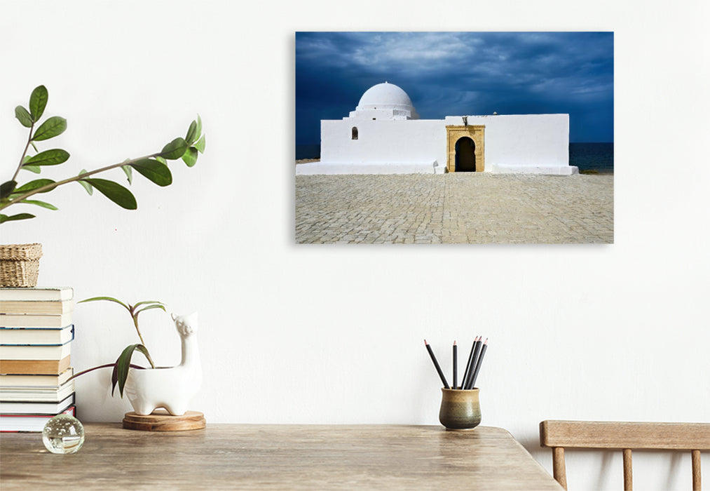 Premium Textil-Leinwand Sidi Mansour Moschee in Monastir, Tunesien unter schwarzen Wolken