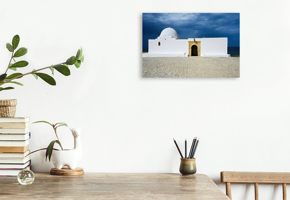 Premium Textil-Leinwand Sidi Mansour Moschee in Monastir, Tunesien unter schwarzen Wolken