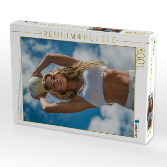 Sexy Frau mit Volleyball beim Sport unter blauem Himmel - CALVENDO Foto-Puzzle'