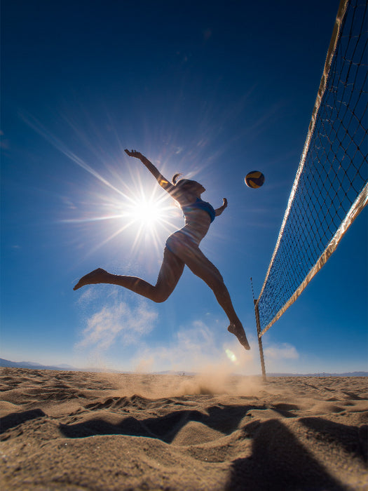 Sexy Volleyballspielerin springt im Sand unter der Sonne - CALVENDO Foto-Puzzle'