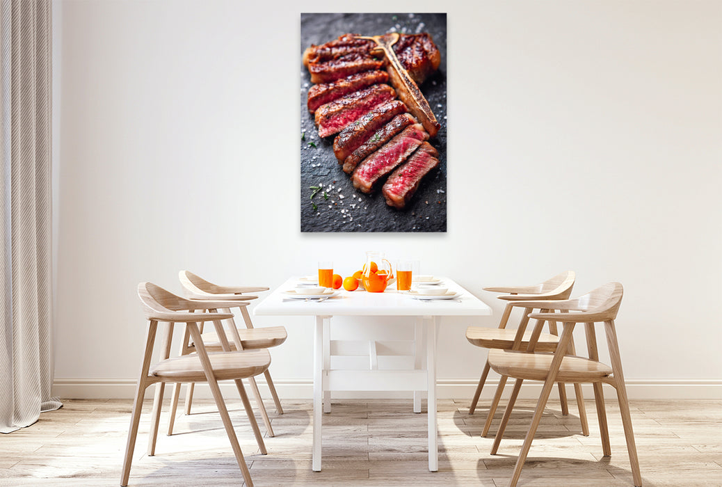 Premium Textil-Leinwand Saftiges T-Bone-Steak in Scheiben mit grobem Salz