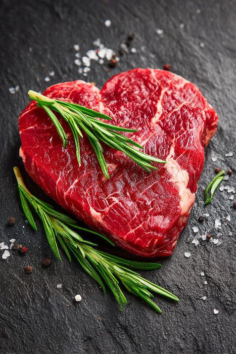 Premium Textil-Leinwand Herzförmiges Steak aus Rindfleisch mit frischem Rosmarin