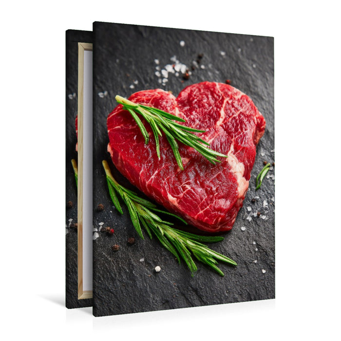 Premium Textil-Leinwand Herzförmiges Steak aus Rindfleisch mit frischem Rosmarin