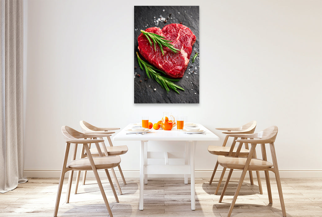 Premium Textil-Leinwand Herzförmiges Steak aus Rindfleisch mit frischem Rosmarin