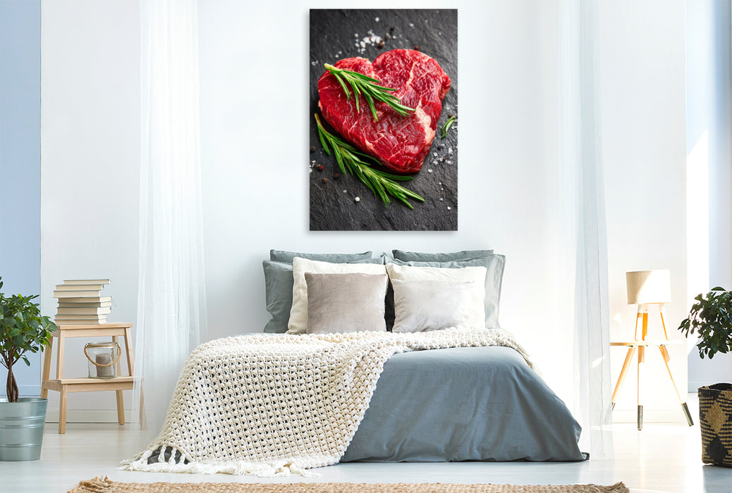 Premium Textil-Leinwand Herzförmiges Steak aus Rindfleisch mit frischem Rosmarin