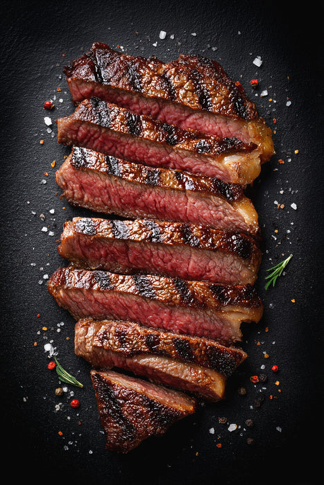 Premium Textil-Leinwand Saftiges Steak in Scheiben mit Grillstreifen und Gewürzen