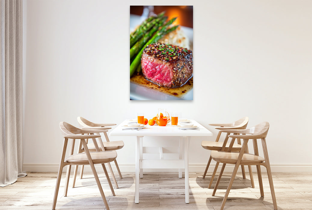 Premium Textil-Leinwand Zartes Rinderfilet mit grünem Spargel und würziger Kruste