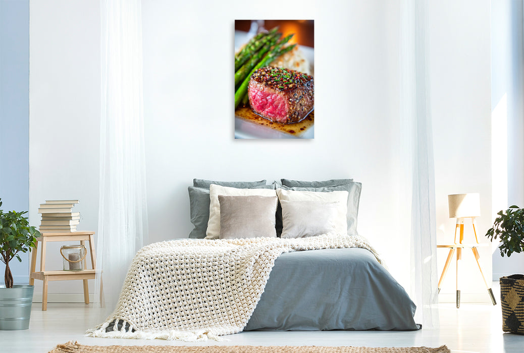 Premium Textil-Leinwand Zartes Rinderfilet mit grünem Spargel und würziger Kruste