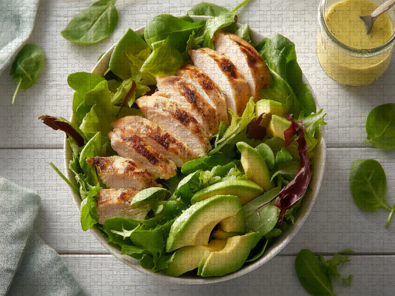 Frischer Hähnchen-Avocado-Salat mit grünem Blattgemüse - CALVENDO Foto-Puzzle'