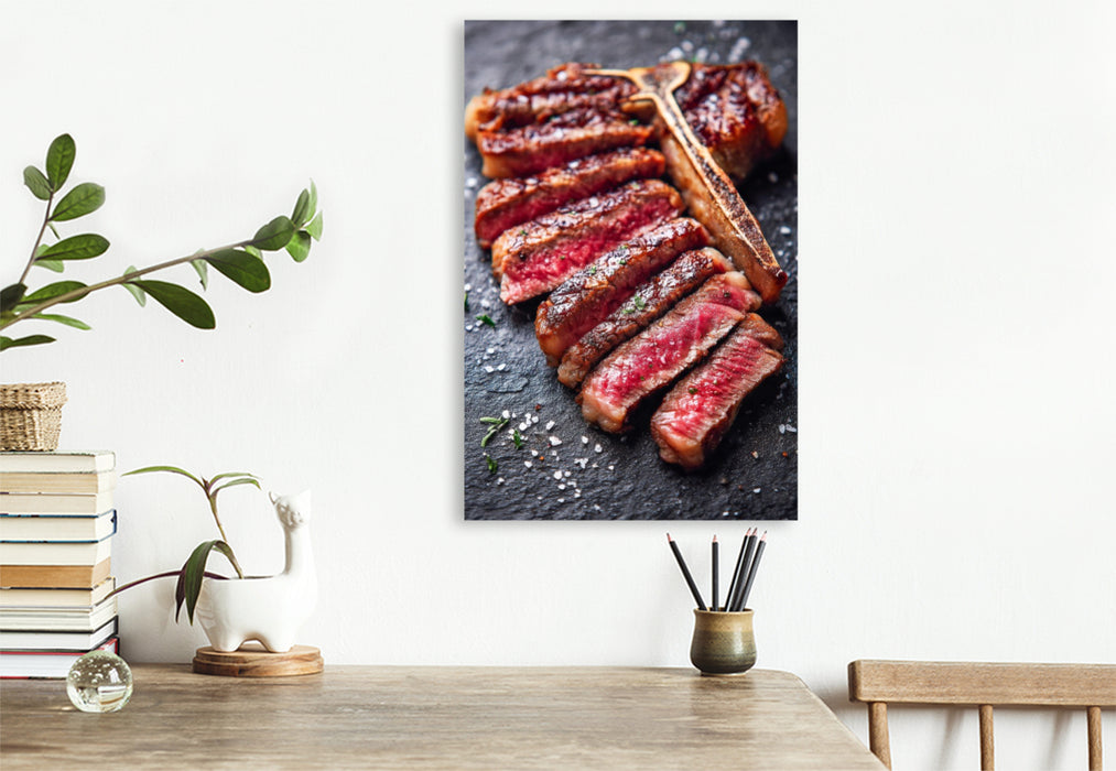 Premium Textil-Leinwand Saftiges T-Bone-Steak in Scheiben mit grobem Salz