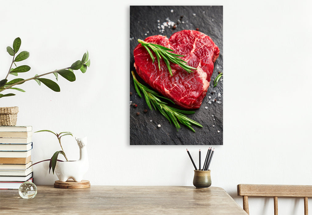 Premium Textil-Leinwand Herzförmiges Steak aus Rindfleisch mit frischem Rosmarin