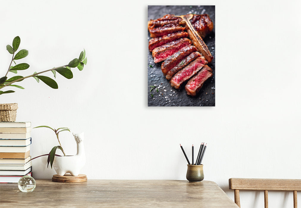 Premium Textil-Leinwand Saftiges T-Bone-Steak in Scheiben mit grobem Salz