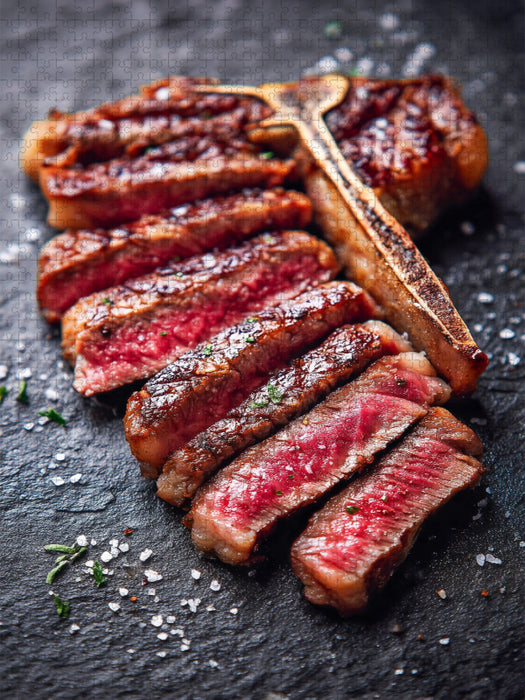 Saftiges T-Bone-Steak in Scheiben mit grobem Salz - CALVENDO Foto-Puzzle'