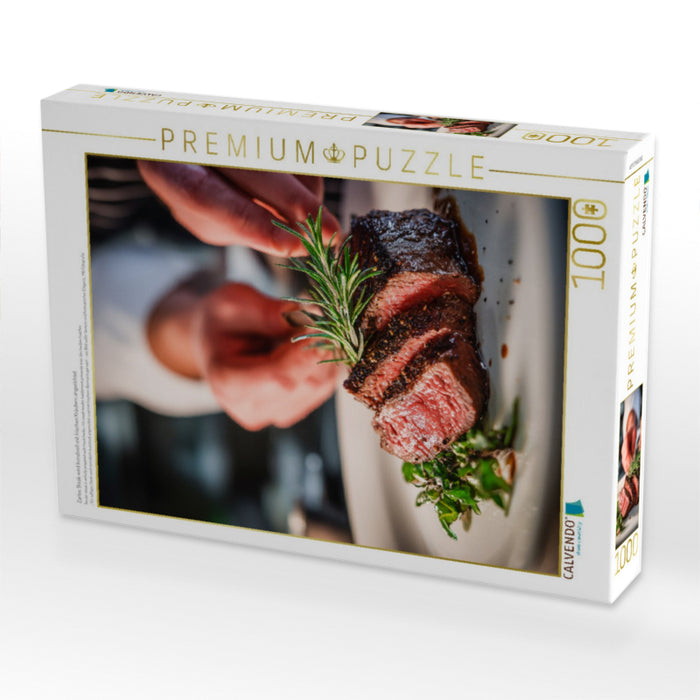 Zartes Steak wird kunstvoll mit frischen Kräutern angerichtet - CALVENDO Foto-Puzzle'