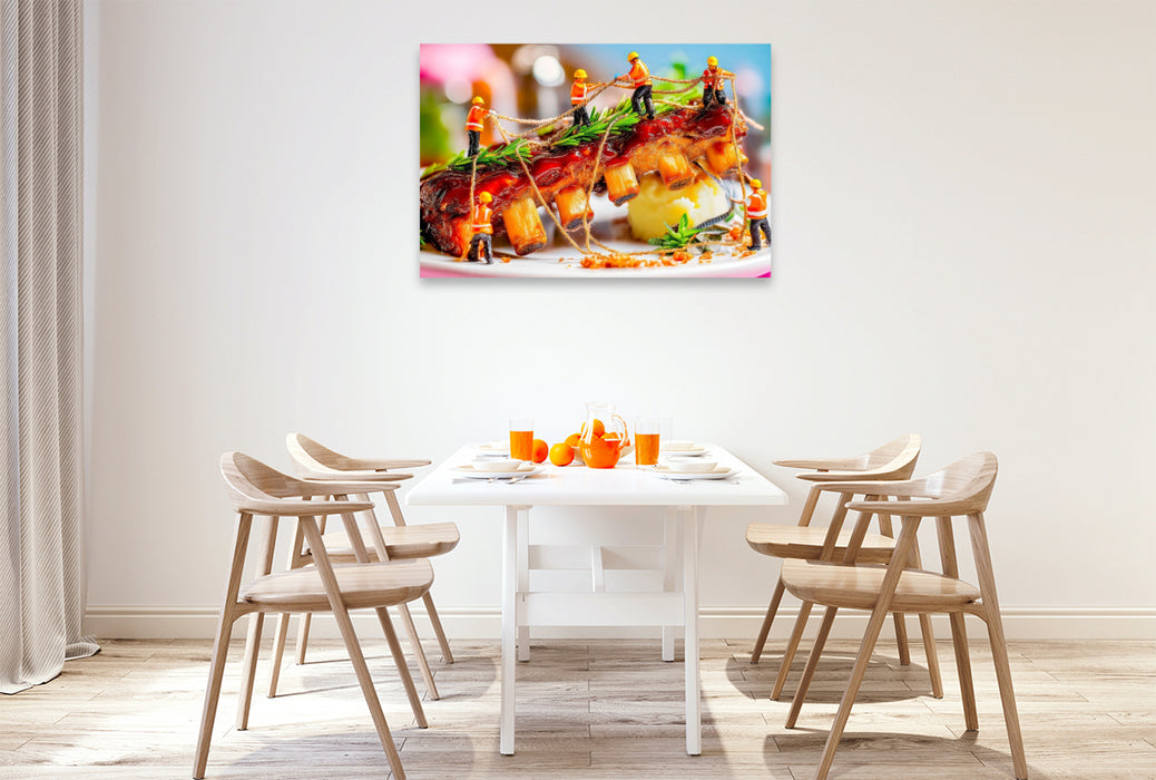 Premium Textil-Leinwand Miniatur Bauarbeiter erklimmen marinierte Rippchen mit frischem Rosmarin