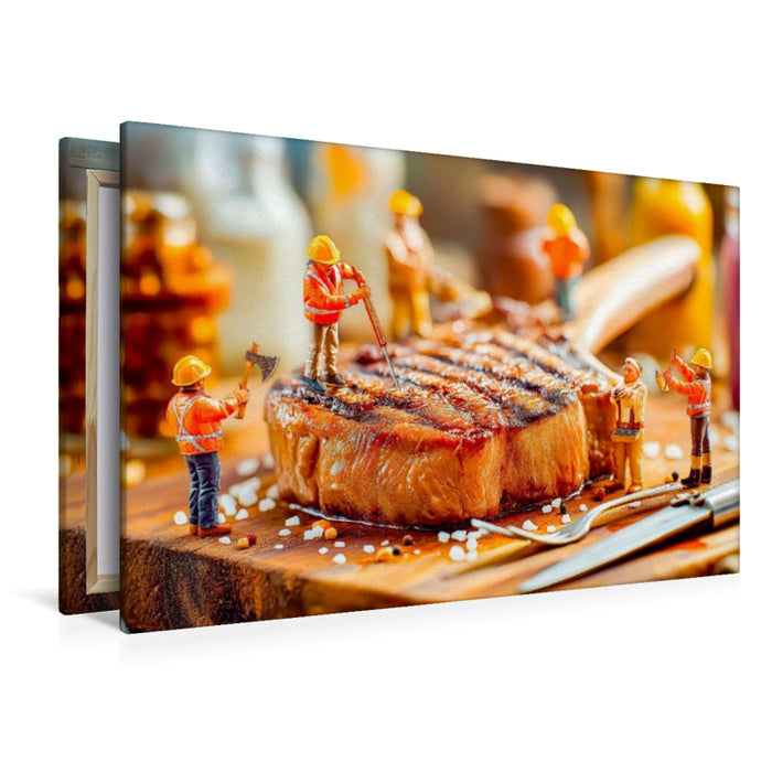 Premium Textil-Leinwand Miniatur Bauarbeiter prüfen Steak mit Thermometer neben glänzendem Besteck