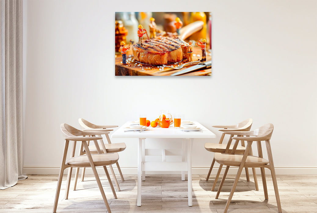 Premium Textil-Leinwand Miniatur Bauarbeiter prüfen Steak mit Thermometer neben glänzendem Besteck