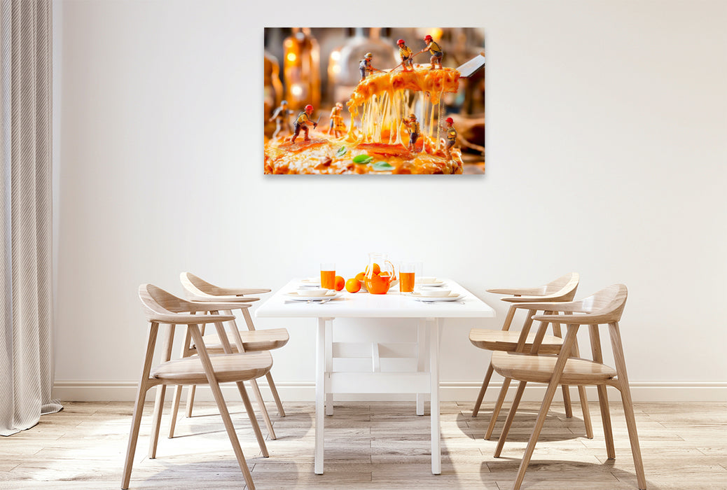 Premium Textil-Leinwand Miniatur Bauarbeiter transportieren Käsebelag von heißer Pizza ab