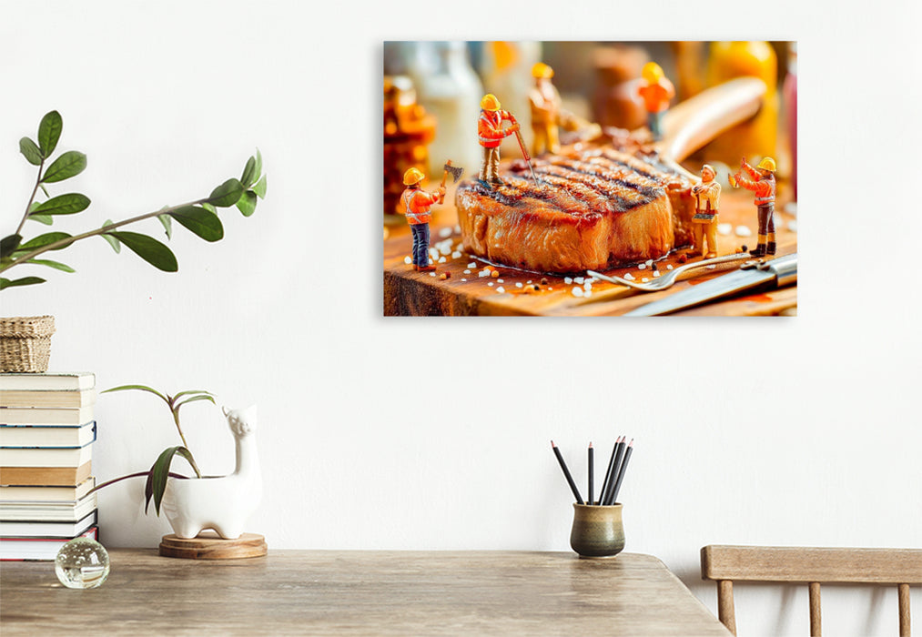 Premium Textil-Leinwand Miniatur Bauarbeiter prüfen Steak mit Thermometer neben glänzendem Besteck