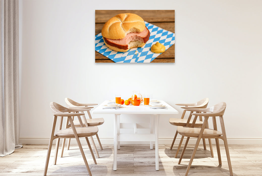 Premium Textil-Leinwand Angebissene Leberkässemmel mit Leberkas und Senf