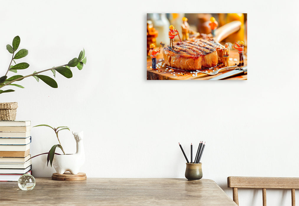 Premium Textil-Leinwand Miniatur Bauarbeiter prüfen Steak mit Thermometer neben glänzendem Besteck