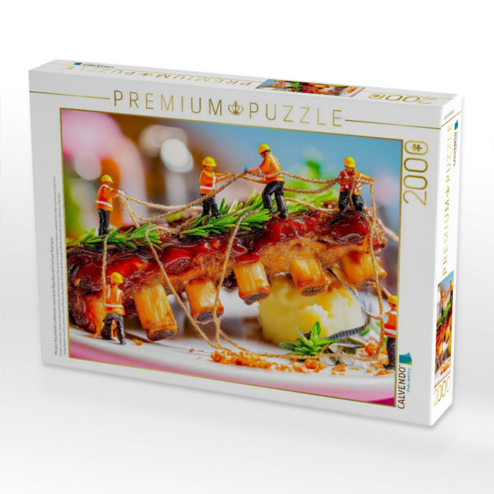 Miniatur Bauarbeiter erklimmen marinierte Rippchen mit frischem Rosmarin - CALVENDO Foto-Puzzle'