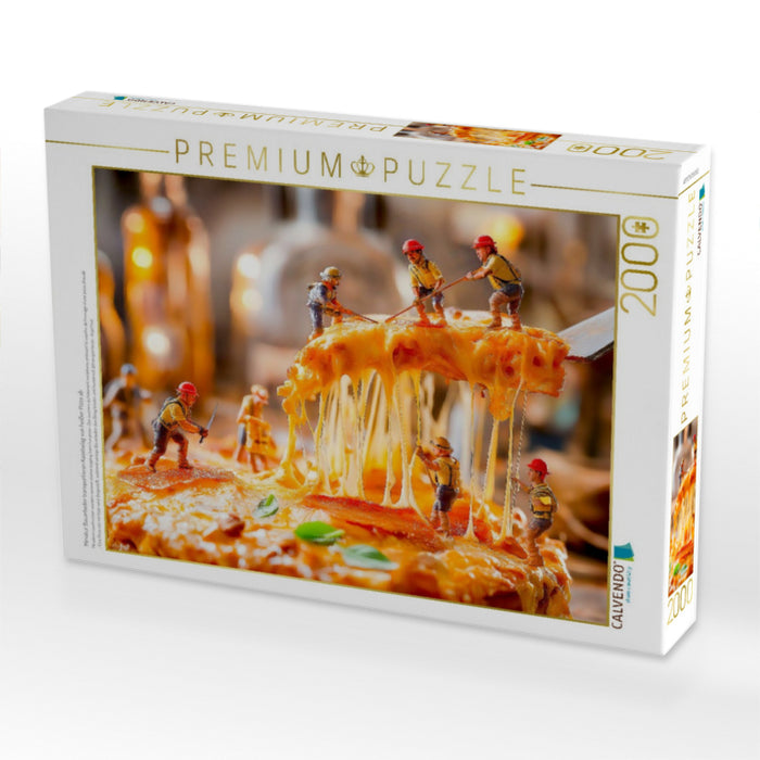 Miniatur Bauarbeiter transportieren Käsebelag von heißer Pizza ab - CALVENDO Foto-Puzzle'