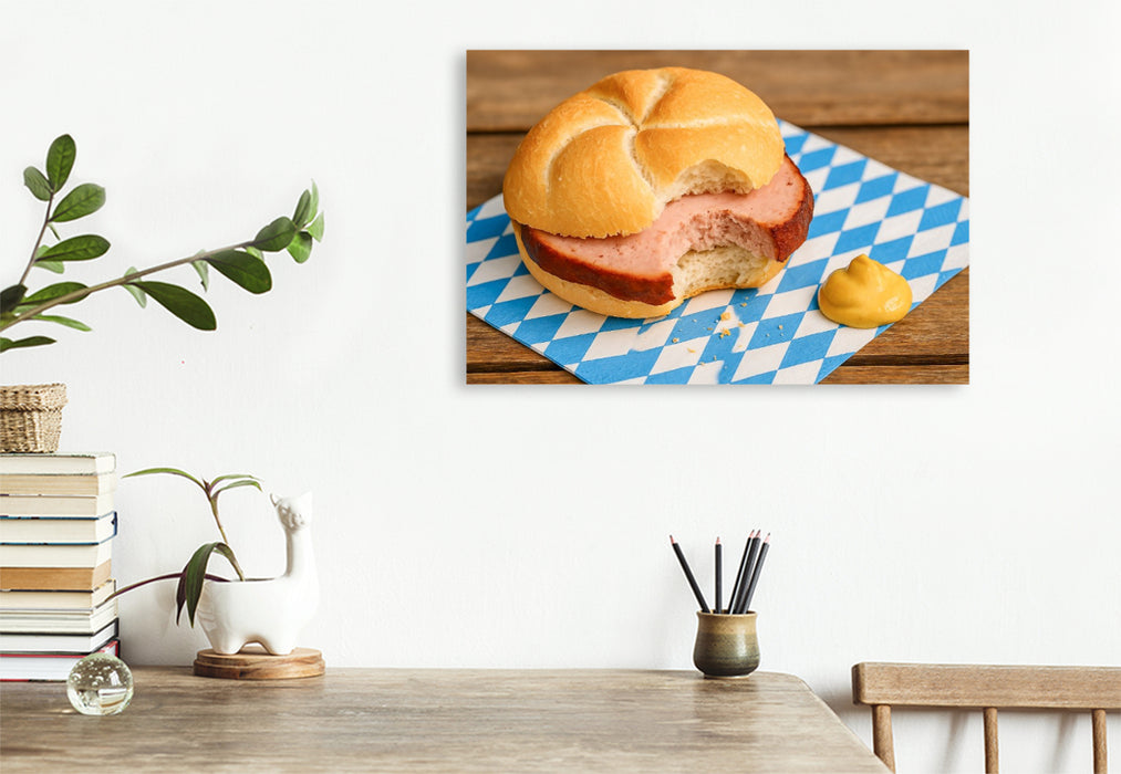 Premium Textil-Leinwand Angebissene Leberkässemmel mit Leberkas und Senf