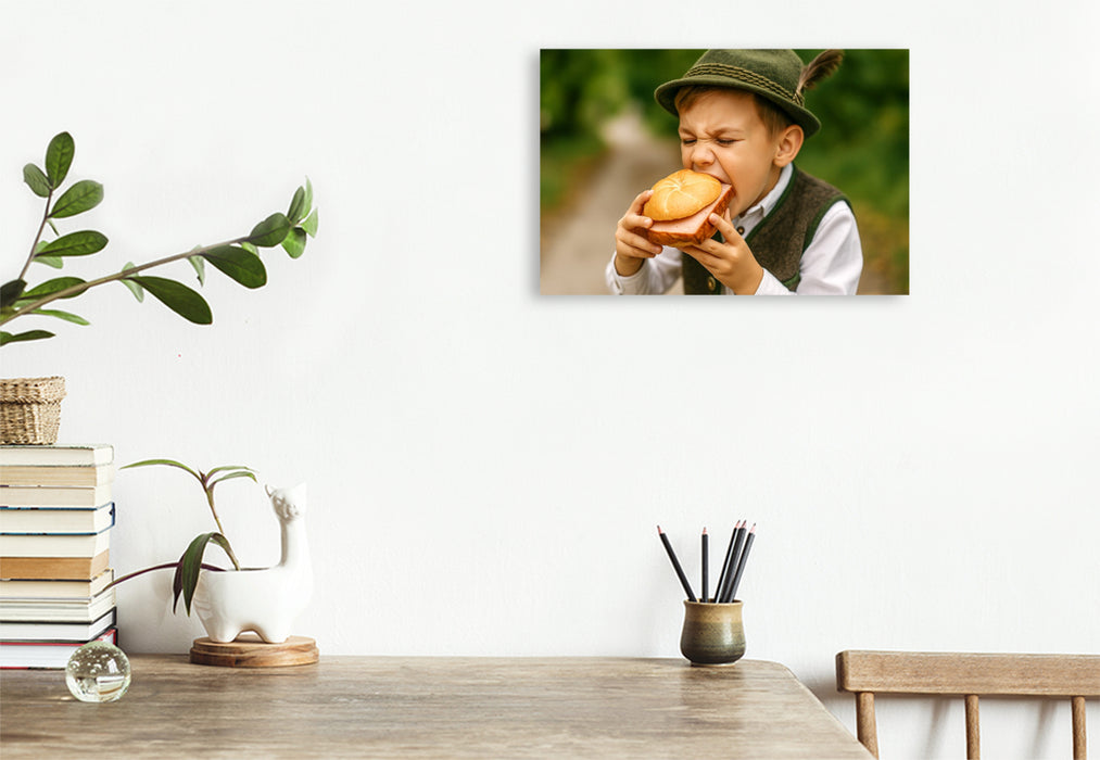 Premium Textil-Leinwand Kind in Tracht beißt in eine Leberkässemmel