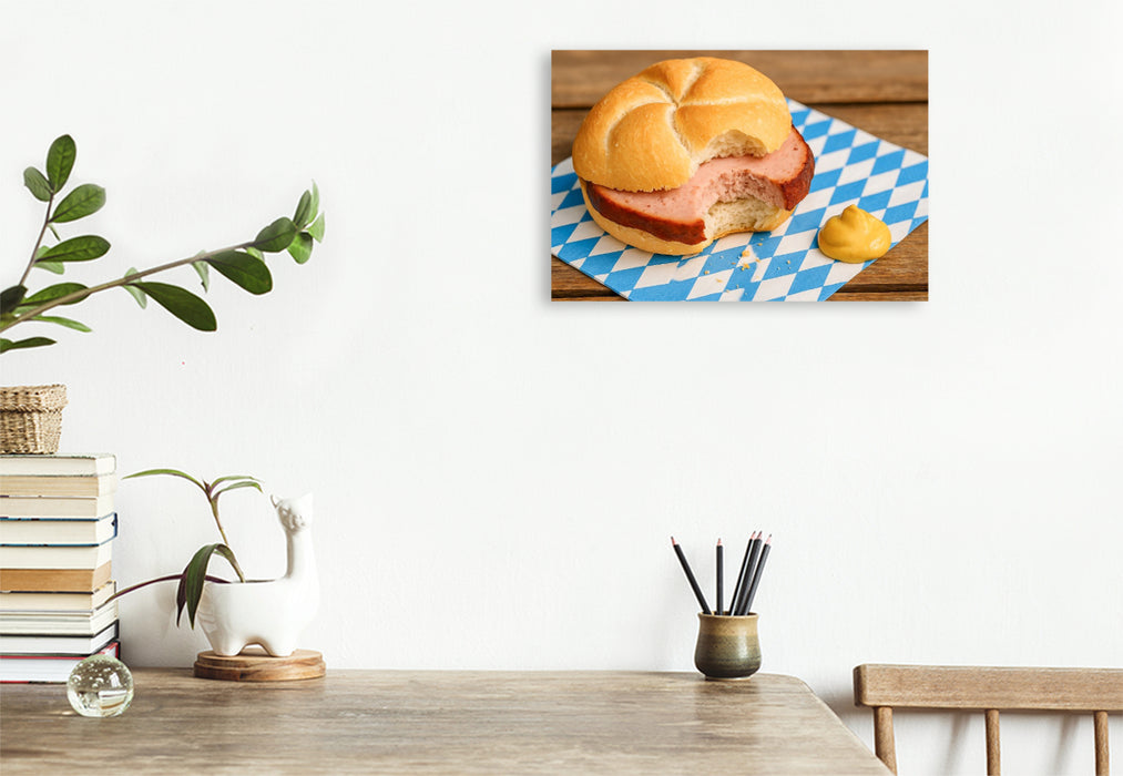 Premium Textil-Leinwand Angebissene Leberkässemmel mit Leberkas und Senf