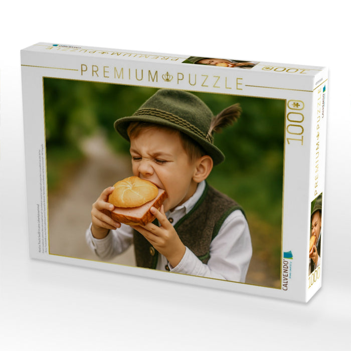Kind in Tracht beißt in eine Leberkässemmel - CALVENDO Foto-Puzzle'