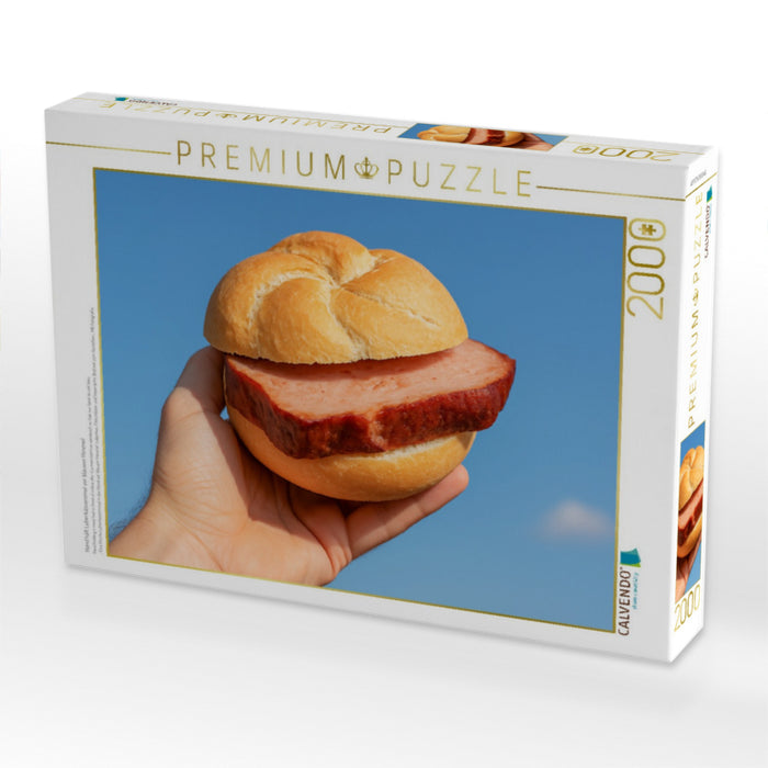 Hand hält Leberkässemmel vor blauem Himmel - CALVENDO Foto-Puzzle'