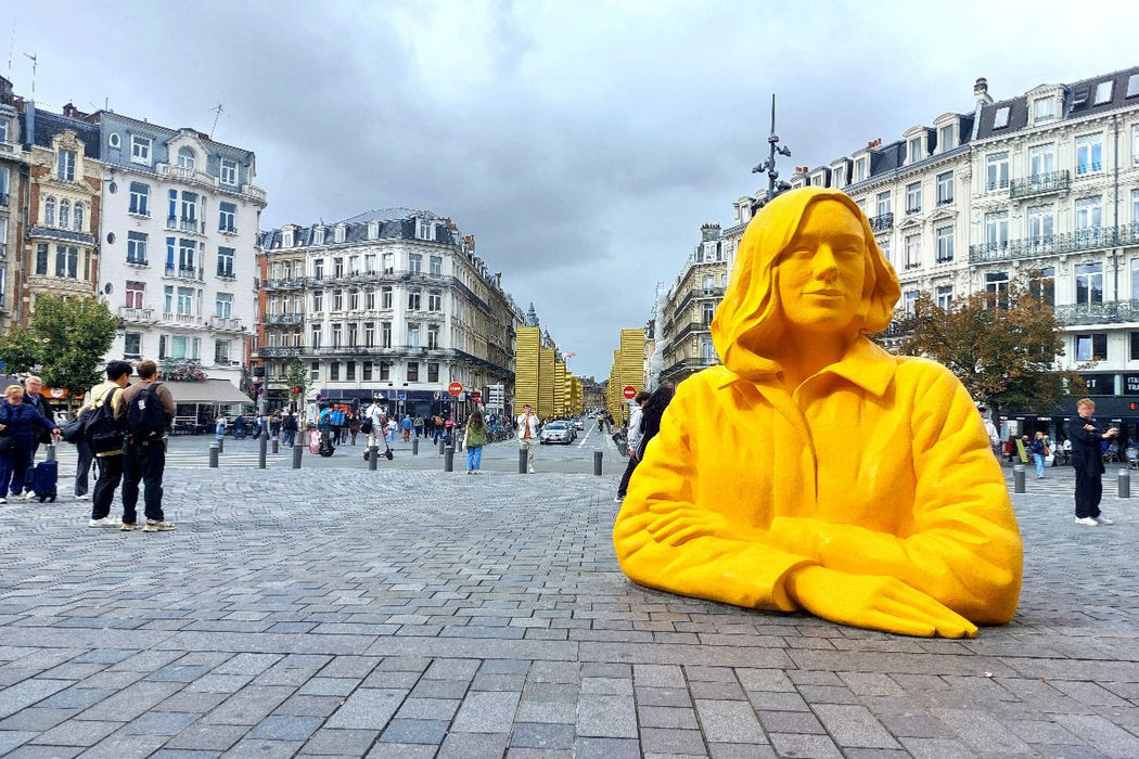 Premium Textil-Leinwand Lille, 'Romy' vor dem Bahnhof Lille Flandres