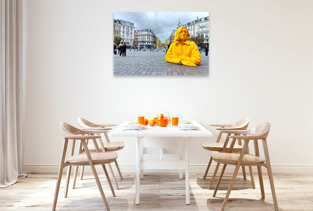 Premium Textil-Leinwand Lille, 'Romy' vor dem Bahnhof Lille Flandres