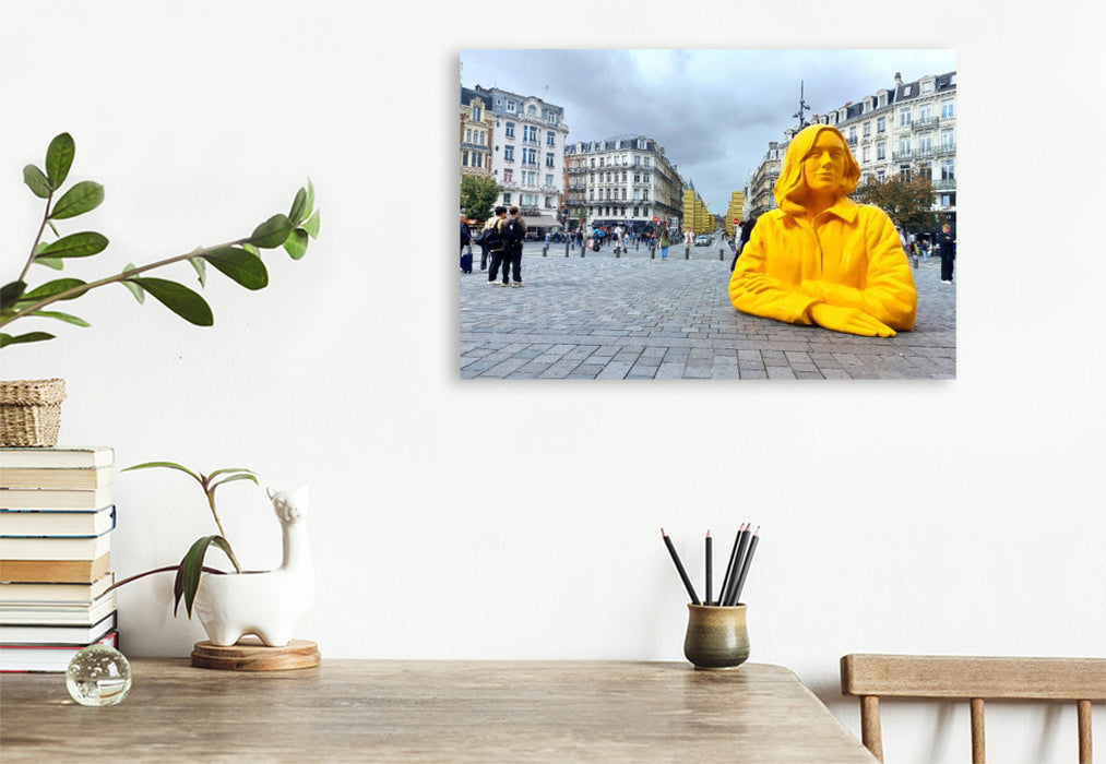 Premium Textil-Leinwand Lille, 'Romy' vor dem Bahnhof Lille Flandres