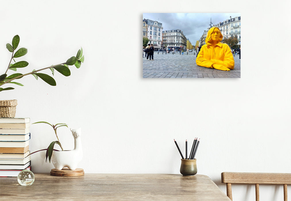 Premium Textil-Leinwand Lille, 'Romy' vor dem Bahnhof Lille Flandres