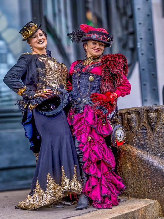 Zwei Steampunk-Ikonen am Bahnhof - CALVENDO Foto-Puzzle'