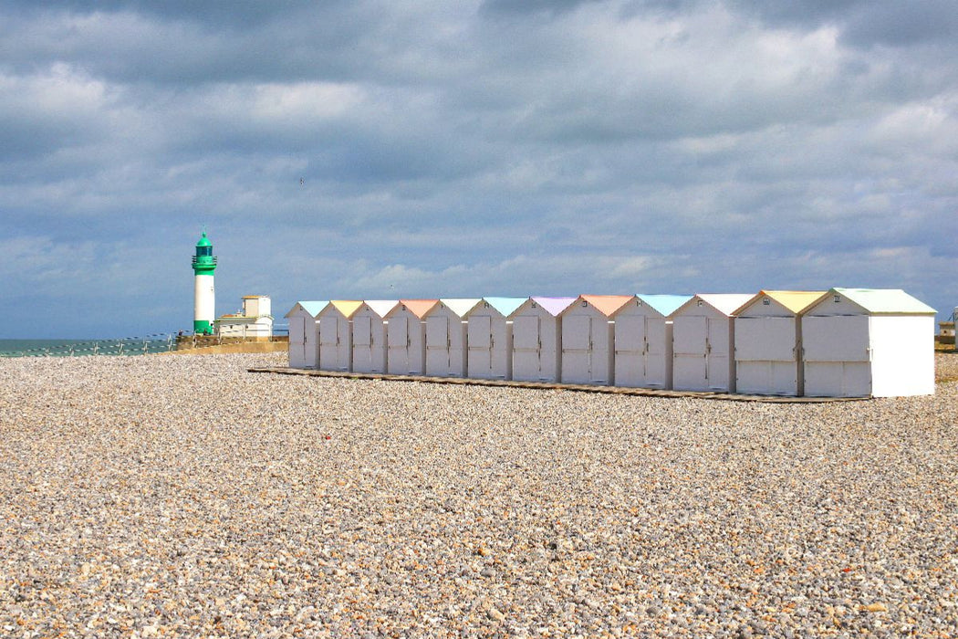 Premium Textil-Leinwand Leuchtturm und Badehäuschen von Le Tréport am Nordzipfel der Normandie