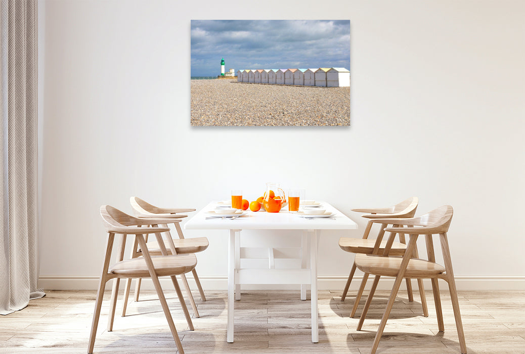 Premium Textil-Leinwand Leuchtturm und Badehäuschen von Le Tréport am Nordzipfel der Normandie