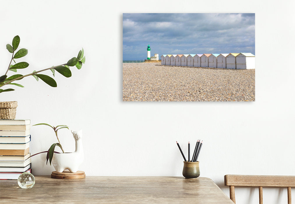 Premium Textil-Leinwand Leuchtturm und Badehäuschen von Le Tréport am Nordzipfel der Normandie