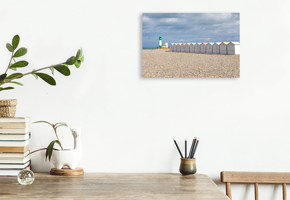Premium Textil-Leinwand Leuchtturm und Badehäuschen von Le Tréport am Nordzipfel der Normandie