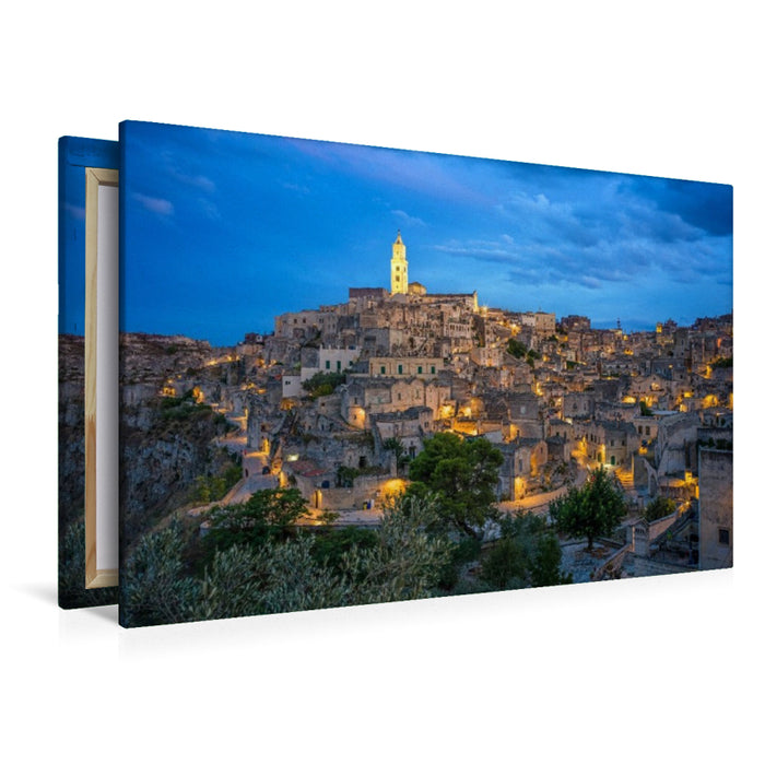 Premium Textil-Leinwand Das aus dem Film mit dem berühmten Spion bekannte Matera bei Nacht