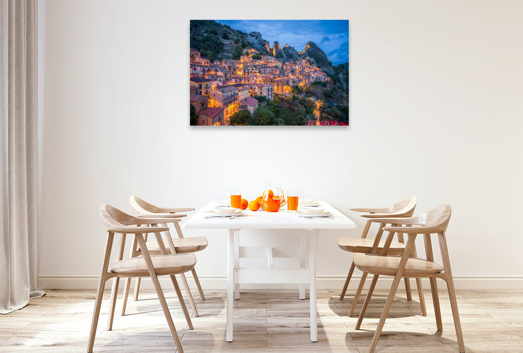 Premium Textil-Leinwand Castelmezzano bei Nacht