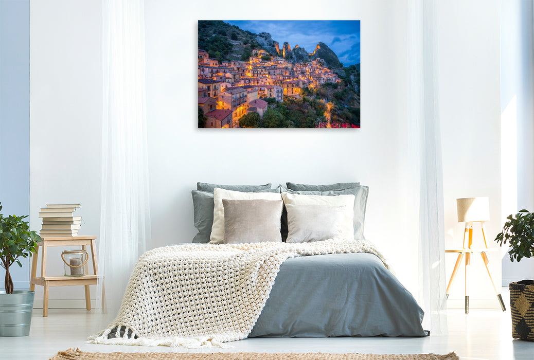 Premium Textil-Leinwand Castelmezzano bei Nacht