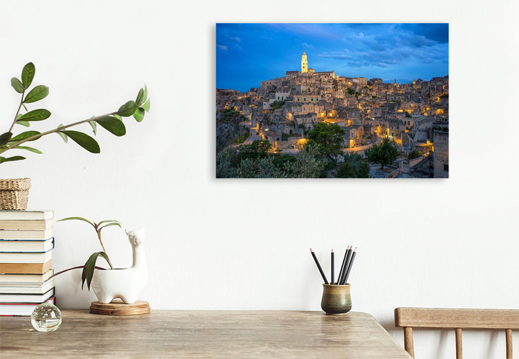 Premium Textil-Leinwand Das aus dem Film mit dem berühmten Spion bekannte Matera bei Nacht