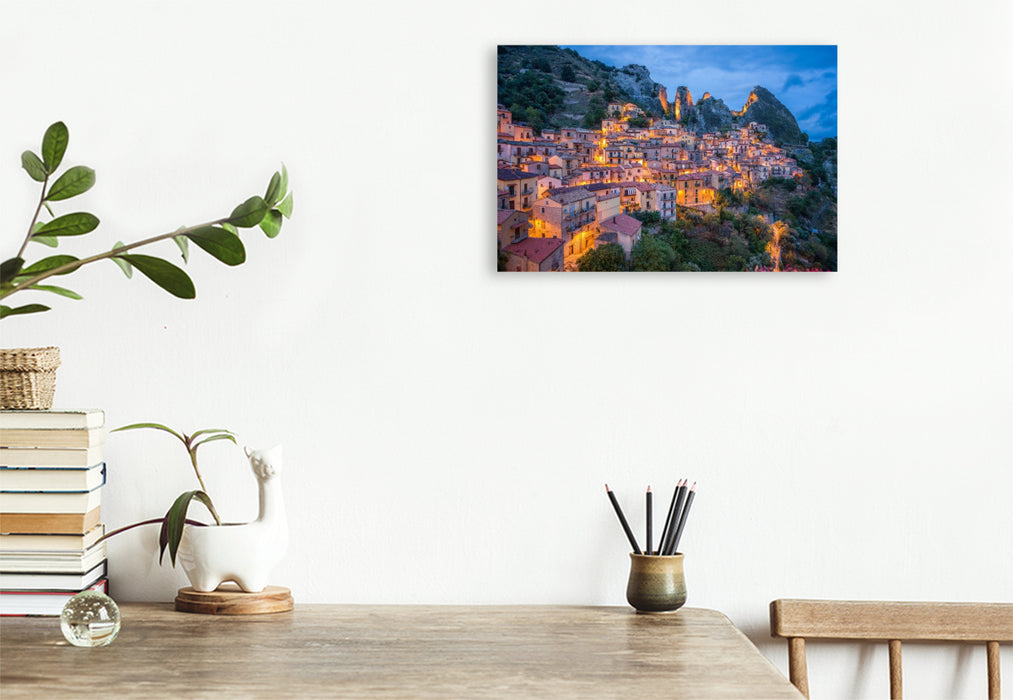 Premium Textil-Leinwand Castelmezzano bei Nacht