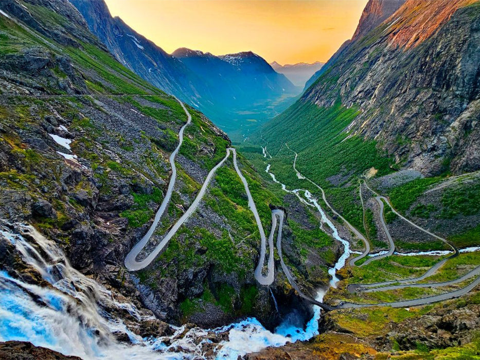 Die Passstraße Trollstigen mit elf Haarnadelkurven - CALVENDO Foto-Puzzle'
